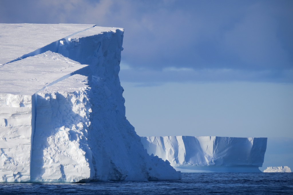 (c)_heritage_expeditions_antarctica_5_(custom)