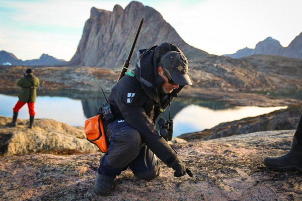 bushwalk-nikki-born-greenland-24gre06-secret-atlas